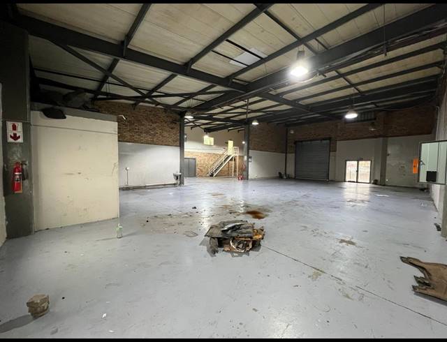 601M² WAREHOUSE TO LET IN LASER PARK